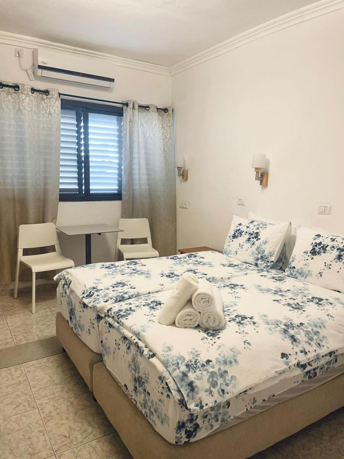 Amigo Hotel On The Beach Nahariya Exterior foto